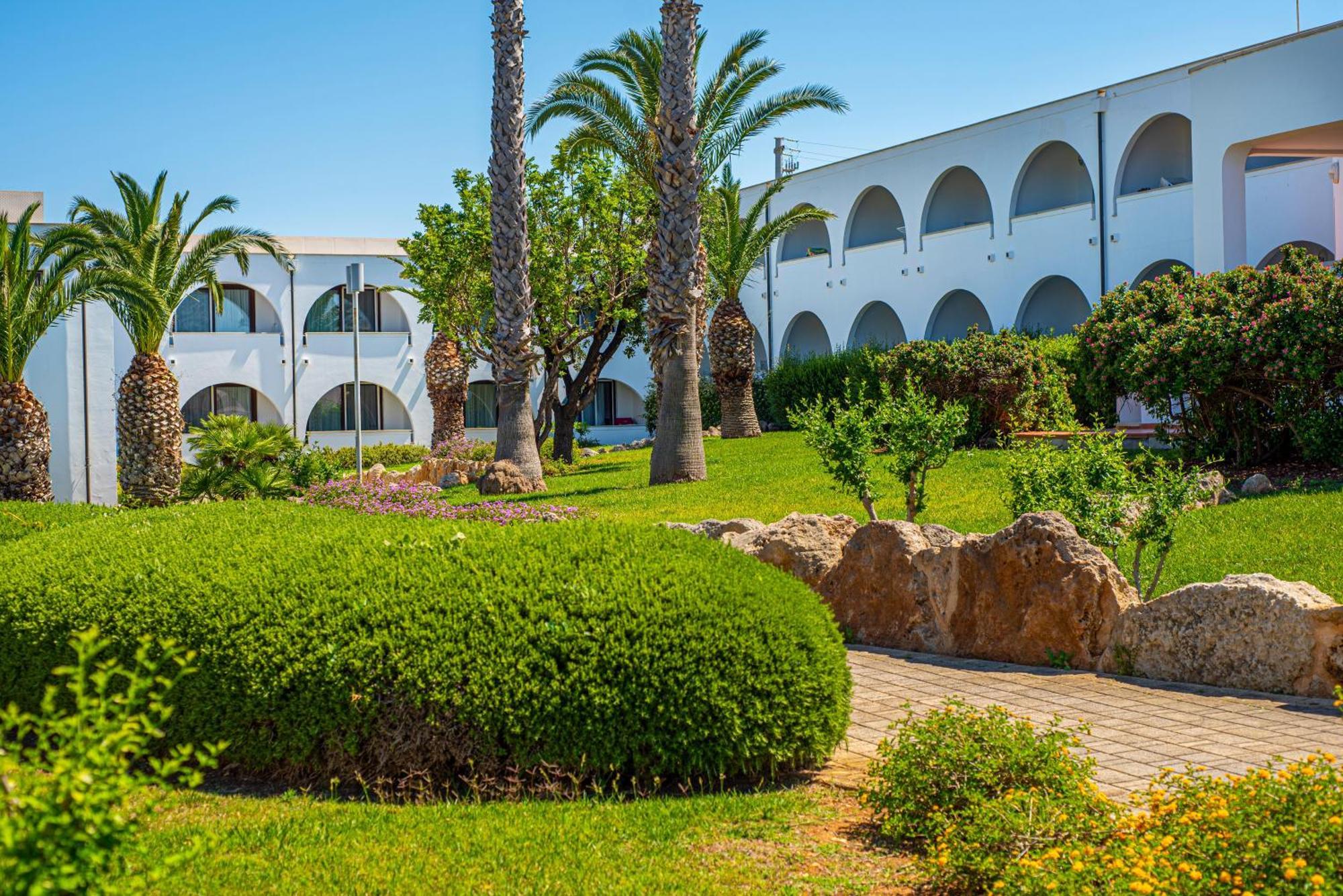 Pietrablu Resort & Spa - Cdshotels Полиняно а Маре Екстериор снимка